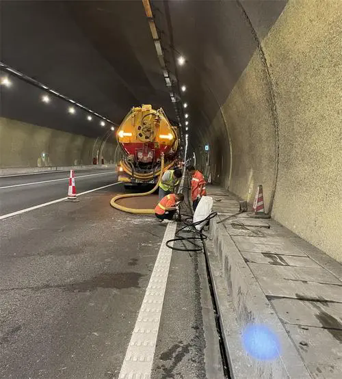 于都隧道排水渠清淤